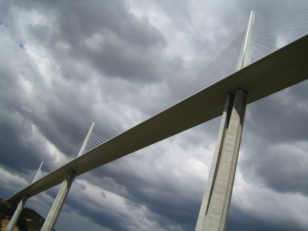 Le viaduc et les haubans