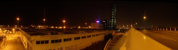 Tour CMA CGM de nuit dans son contexte vue depuis la passerelle autoroutire lors d'une fermeture nocturne.