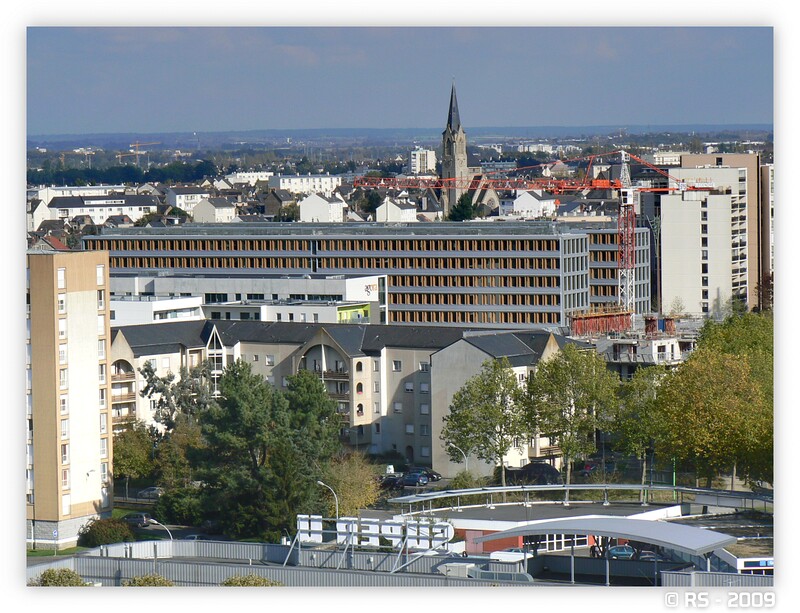PSS / Photo : Sainte Th?�r?�se et l'H?�tel de Rennes M?�tropole