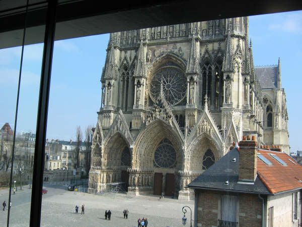 La Cathdrale de Reims depuis la Mdiathque