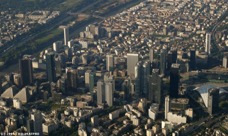 https://www.pss-archi.eu/photos/mynight/Ladefense2.jpg